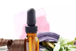 Les vertus méconnues de l'huile essentielle de bois de rose sur la peau